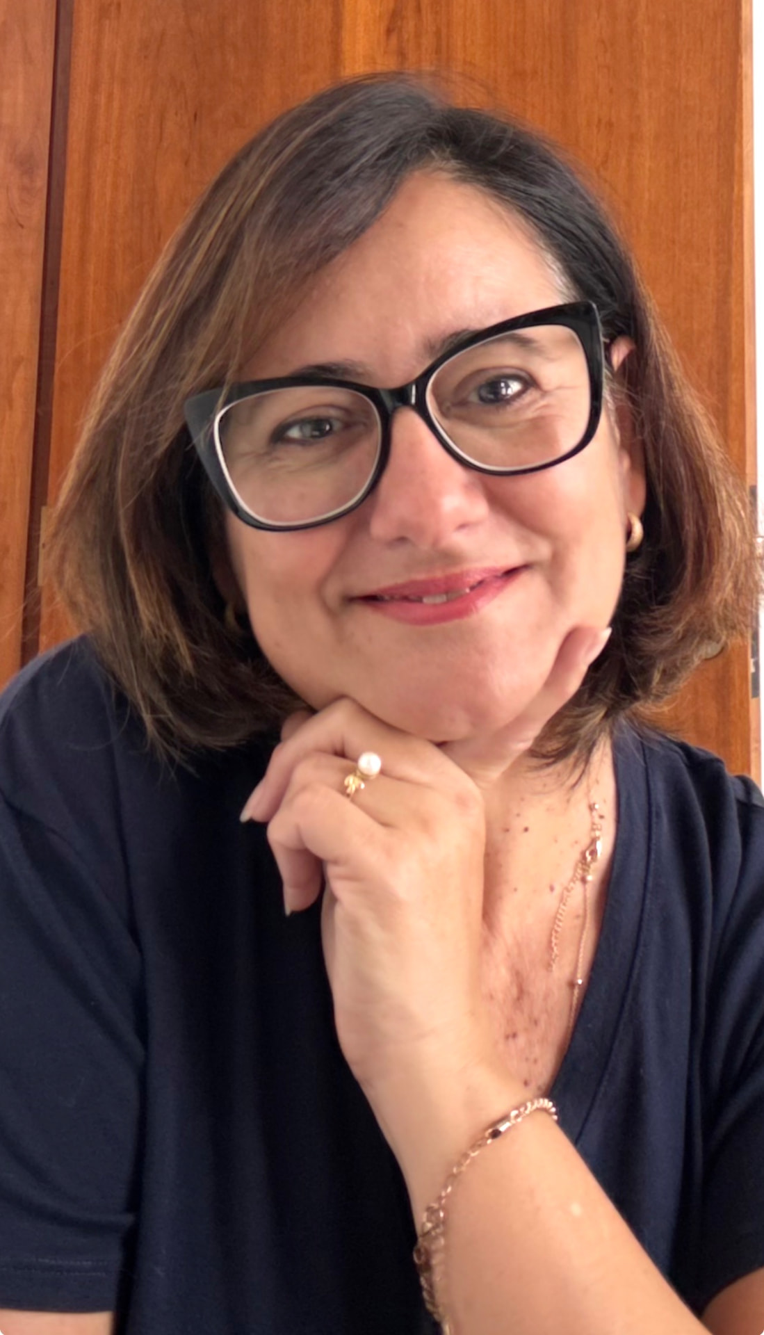 Fabiana Lobato, estrategista digital e mentora do Código M40+, sentada em uma sala clara